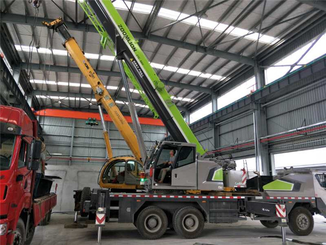 洪湖市高空车出租需要注意哪些安全事项？