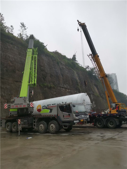 洪湖市“不怕风雨冻”—— 吊车的 “恶劣环境适应” 技术